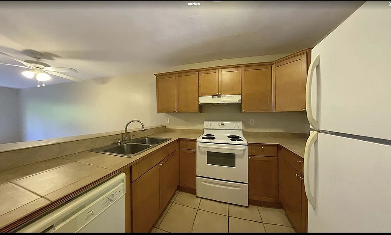 111 SE 16th Ave — Photo 2