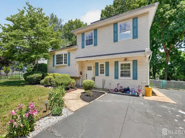 8 Alpine Ct, East Brunswick, NJ 08816