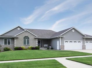 401 Sunset Dr, Fairfax, IA 52228