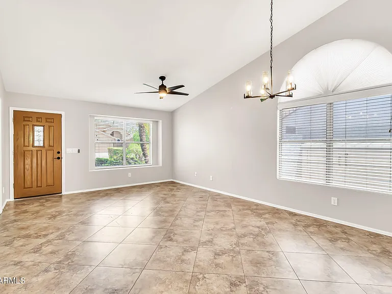 1113 E Betsy Ln — Photo 5