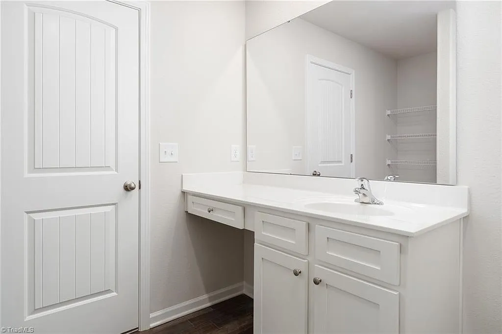 3 bed, 2.5 bath, 1800 sqft, $2,100 — Photo 2