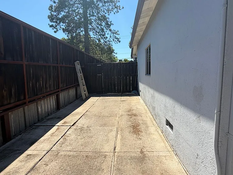3404 Marshall Ave — Photo 8