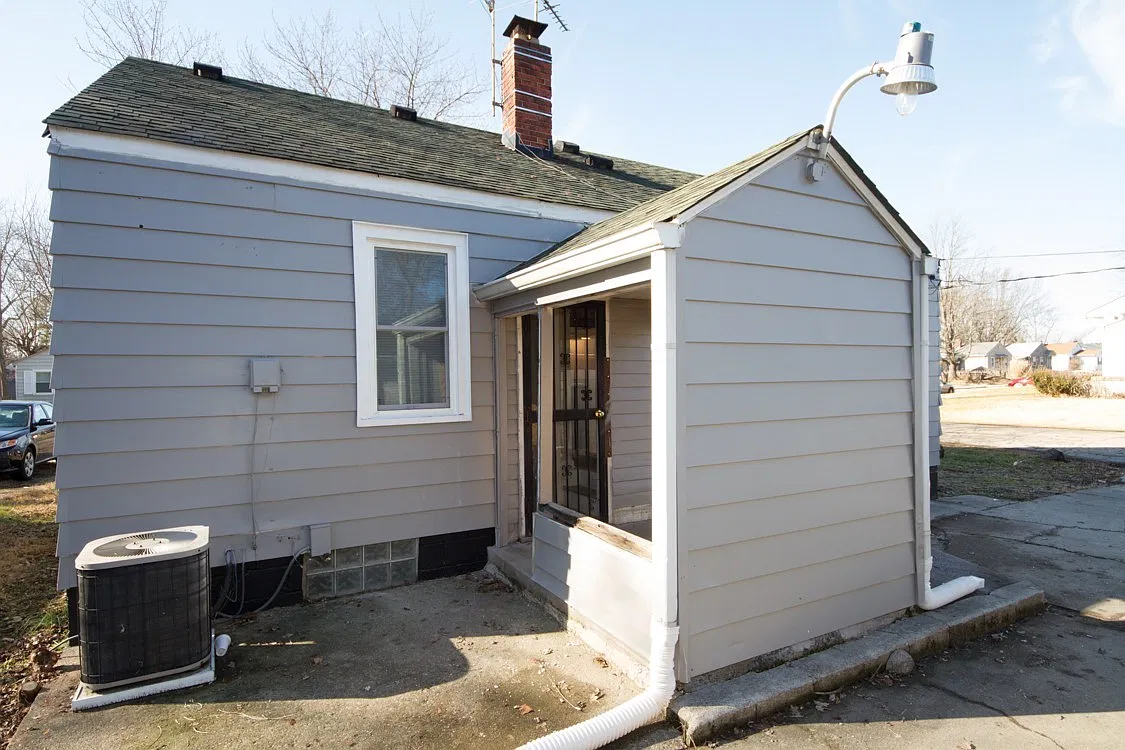 2 bed 1 bath, corner lot, 2 car detached garage, full basement. — Photo 4