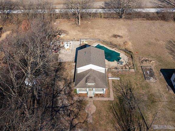 2nd image of 209 W Elm St