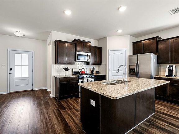 3rd image of 221 Grand Isle Ct