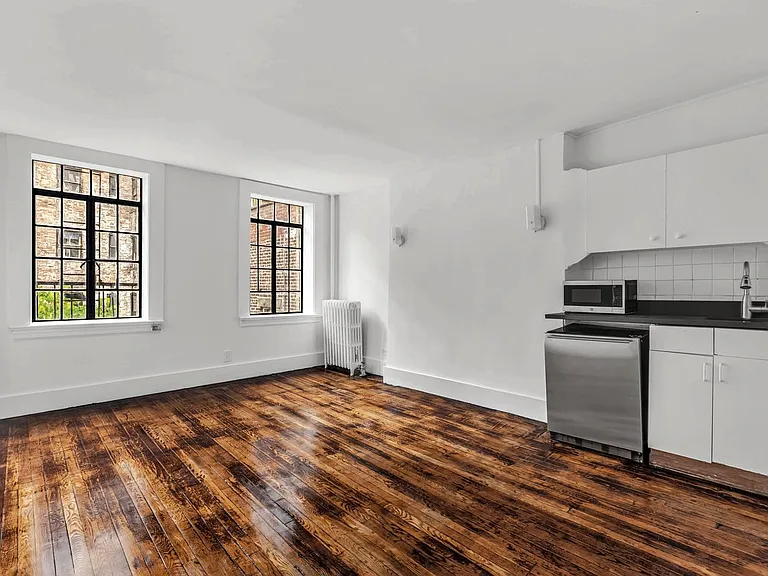 323 W 4th St #4D — Photo 1