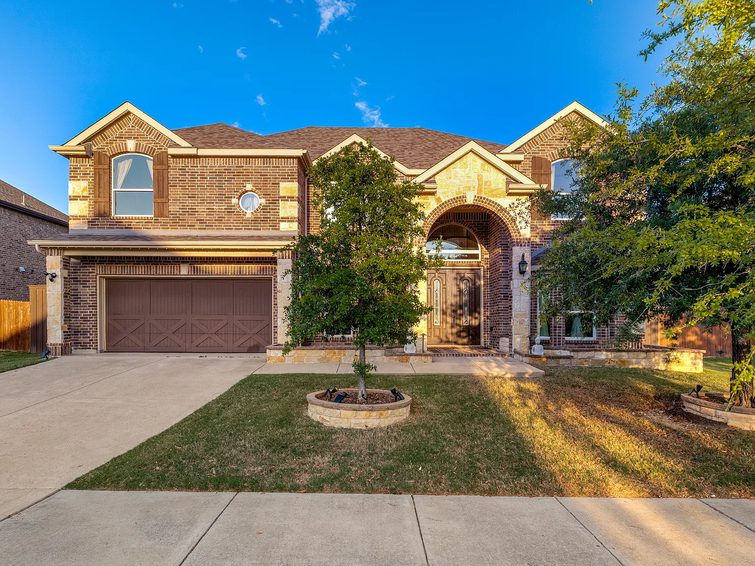 5 bed, 4102 sqft, $4,650 — Photo 3