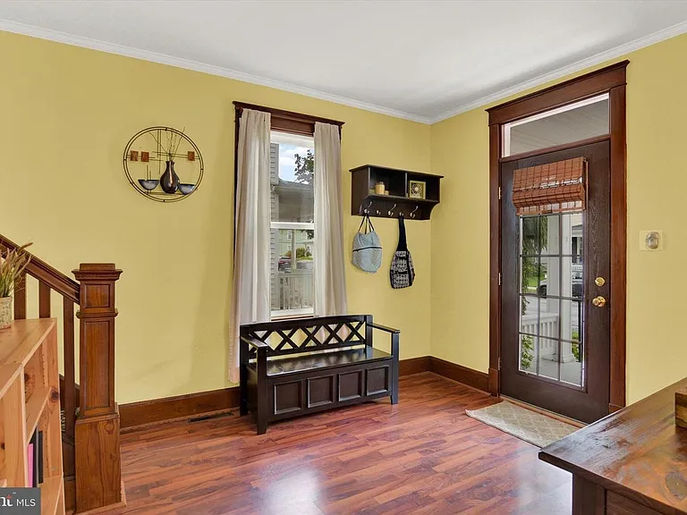 Entrance / Living room