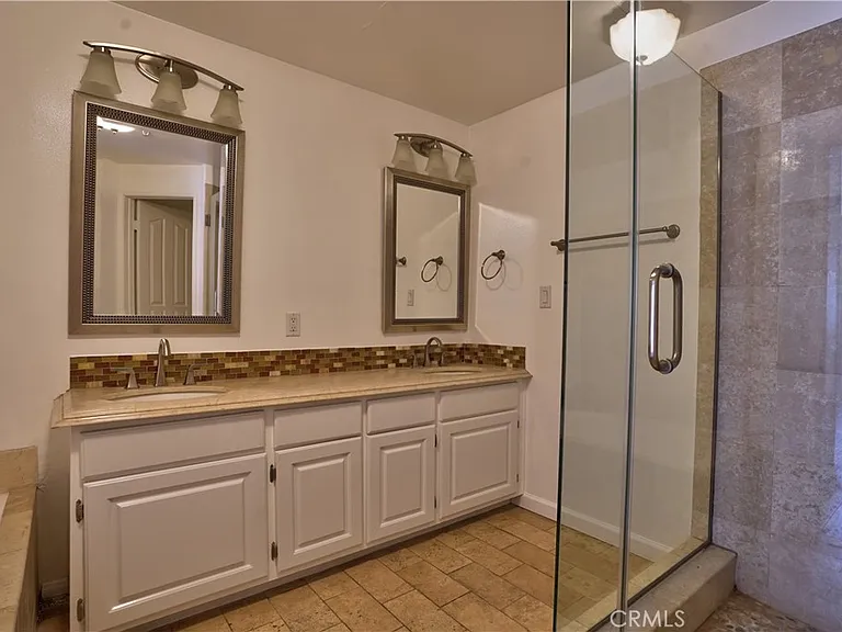 930 N Doheny Dr #303 — Photo 13