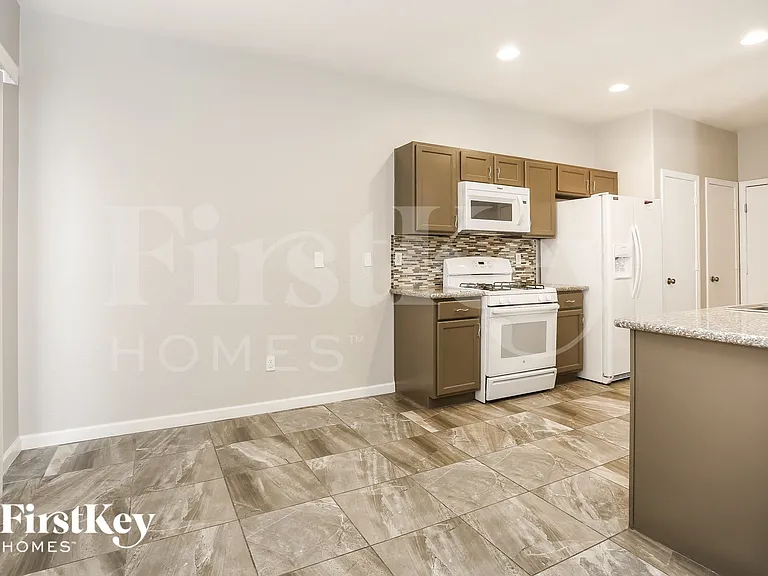 528 Brown Breeches Ave — Photo 4