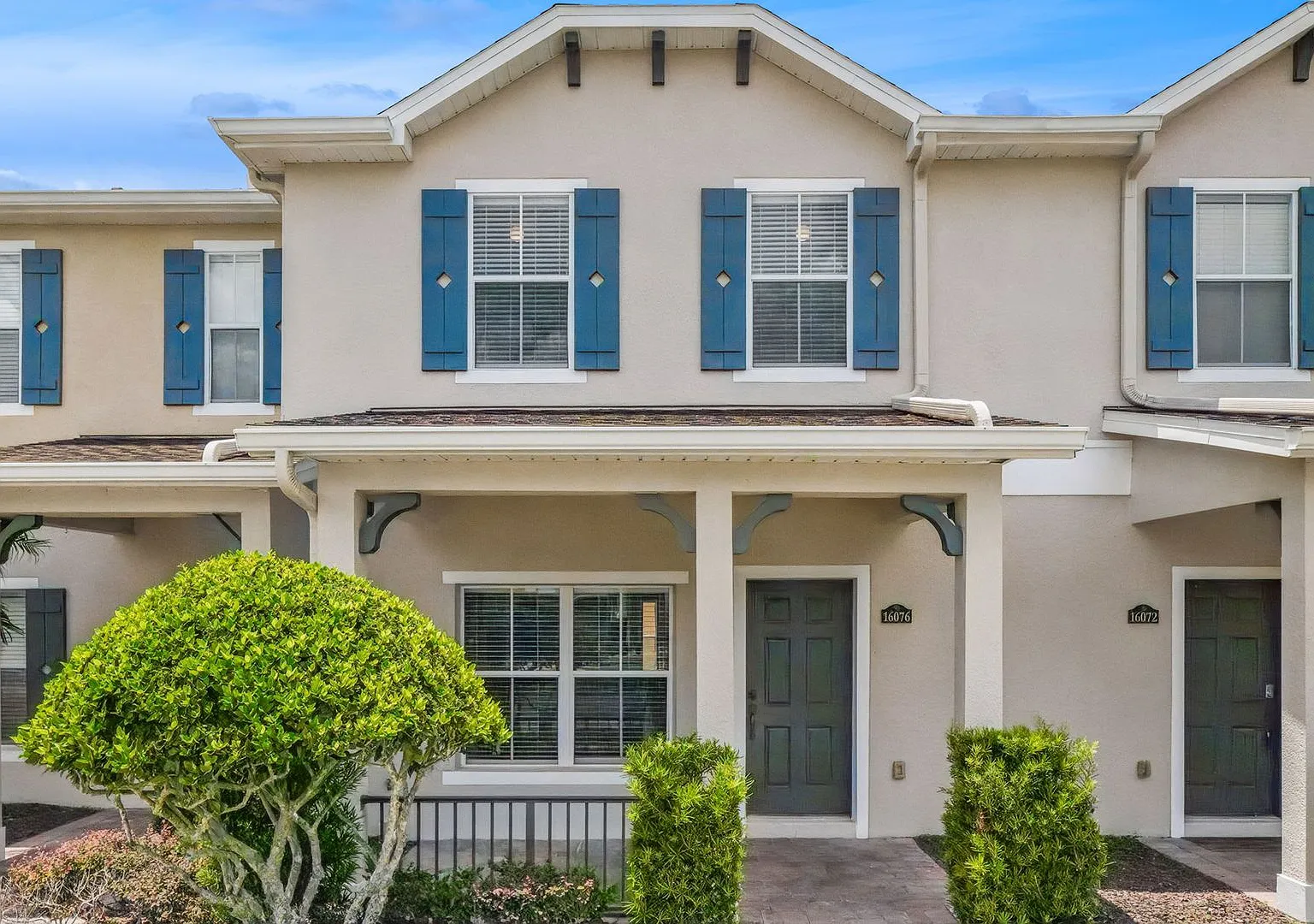 Charming Avalon Park 3/2.5 Townhome with 2-Car Garage! — Photo 1