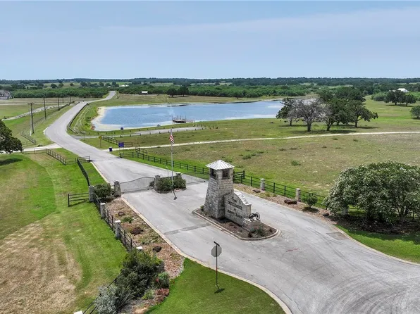 56 Powder Rdg, Luling, TX 78648