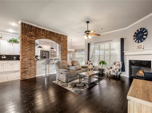 202 W Hayden Blvd, Rogers, AR 72756