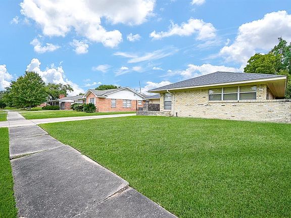 2nd image of 7865 Pecan Villas Dr