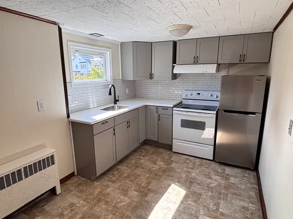 1045 Seneca St APT 3, Fountain Hill, PA 18015