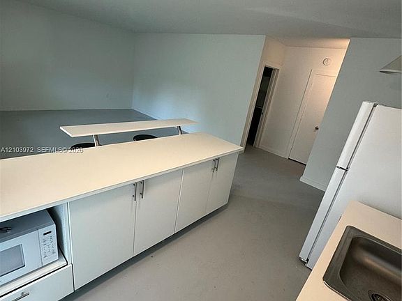 4th image of 1385 NE 105th St #2