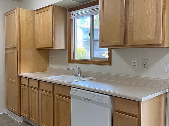 5th image of 1908 SW Roxbury Ave #6