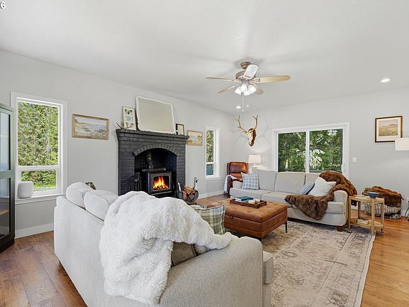5th image of 23032 NE Hagey Rd