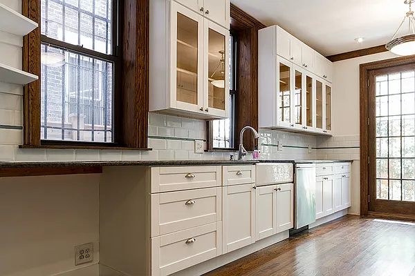 Rented by Dixon Advisory USA Inc. | media 84