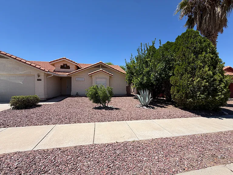 2534 S Perillo Dr — Photo 2