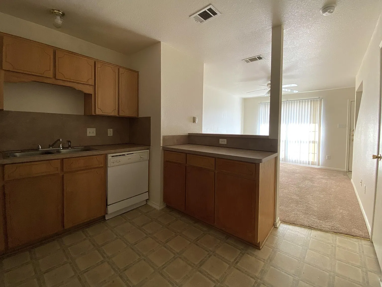 2 bed, 1.5 bath, 979 sqft, $825 — Photo 2