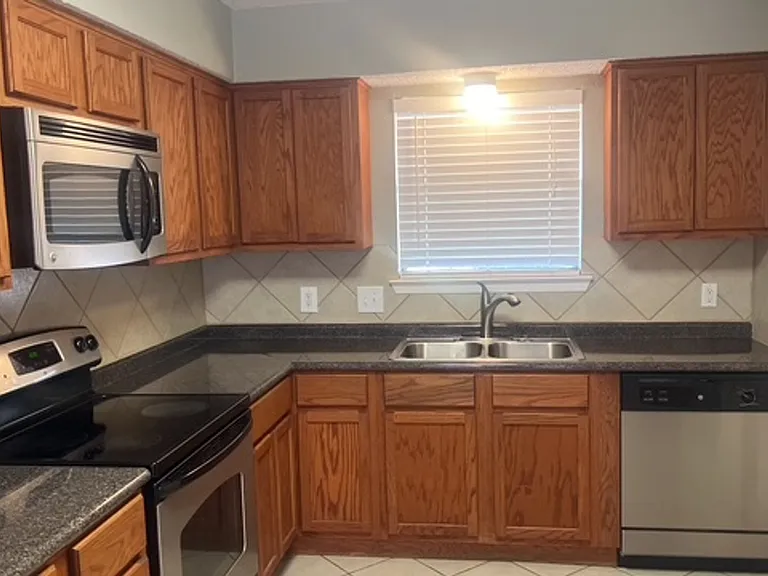 3700 Dauphine Ct — Photo 13