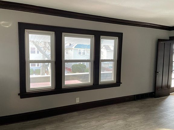 3rd image of 1577 Victoria Ave #Up
