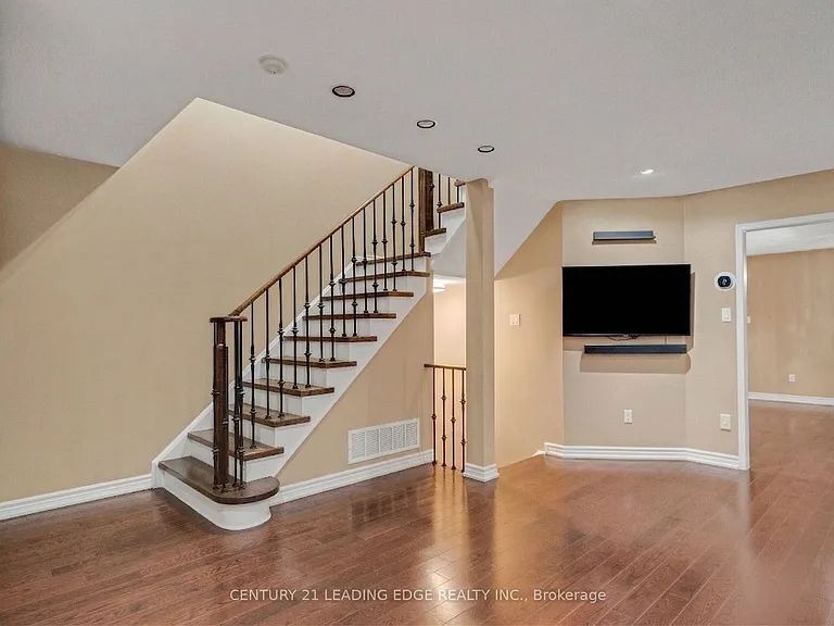 7166 Sandhurst Dr — Photo 12