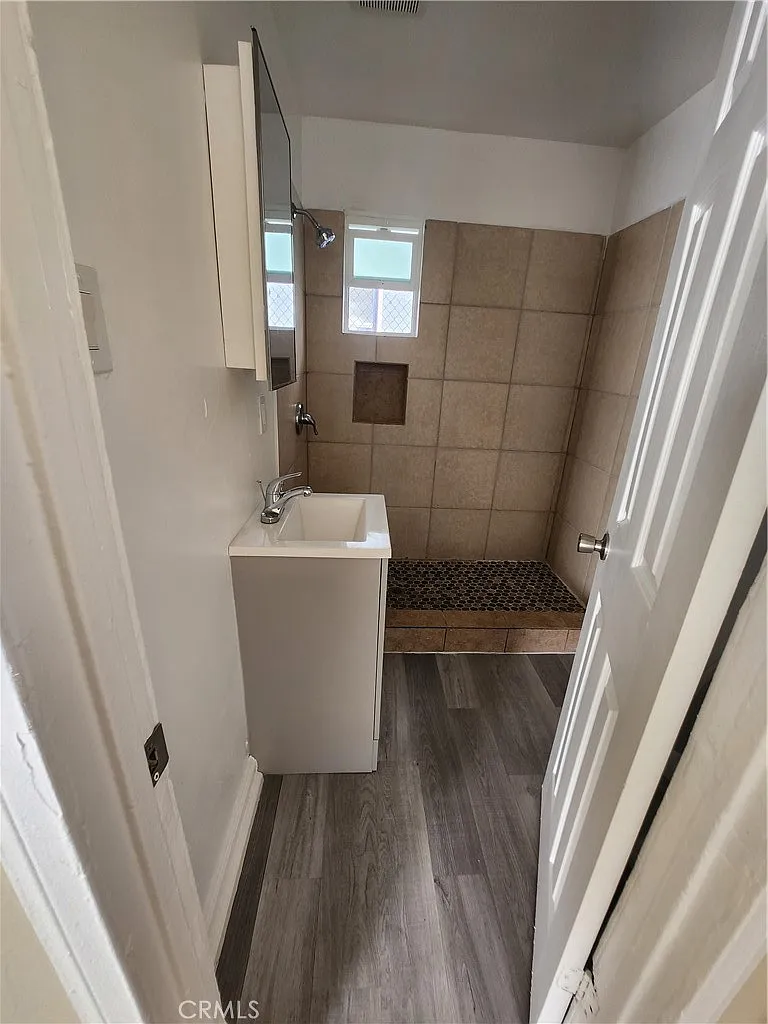 Studio, 2520 sqft, $1,700 — Photo 3