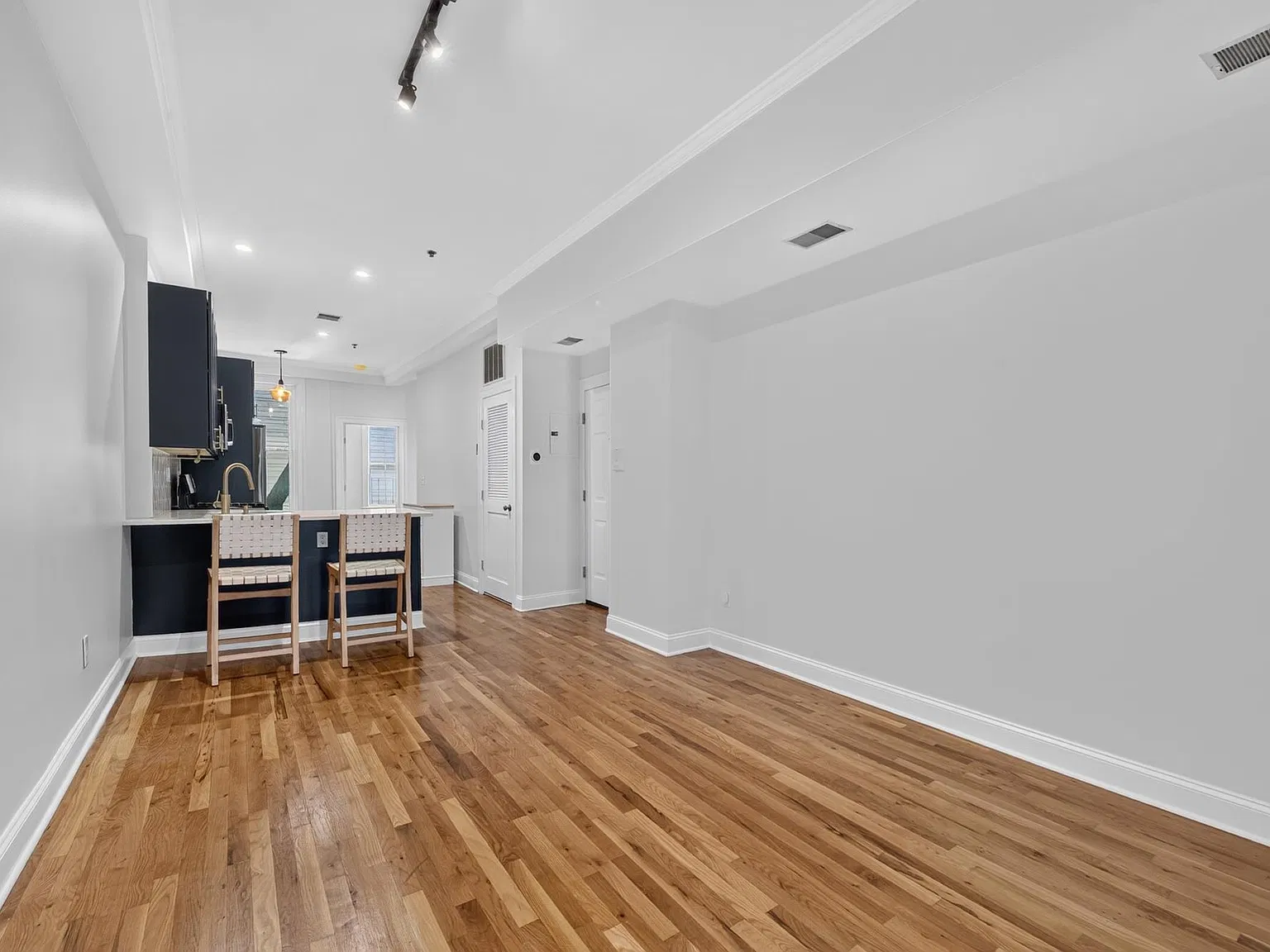 2 bed, 1.0 bath, $3,900 — Photo 4