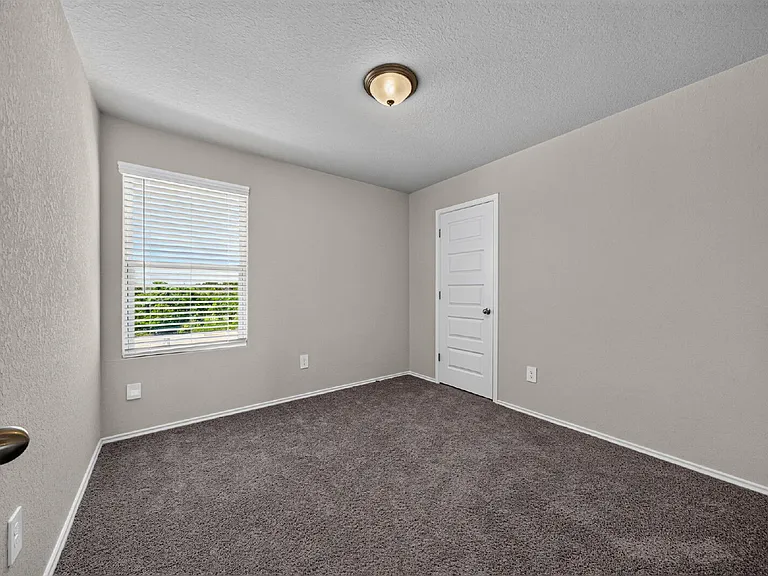 579 Jennifer Way — Photo 16