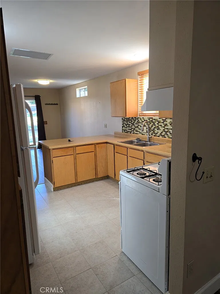 1 bed, 2419 sqft, $1,800 — Photo 4