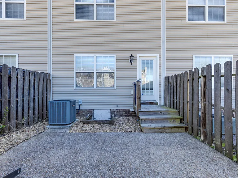 1002 McKenna Dr — Photo 19