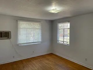 Charming & Totally Updated 1 Bedroom Apartment Downtown — Photo 33