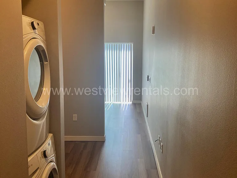 203 E Laurel St — Photo 261