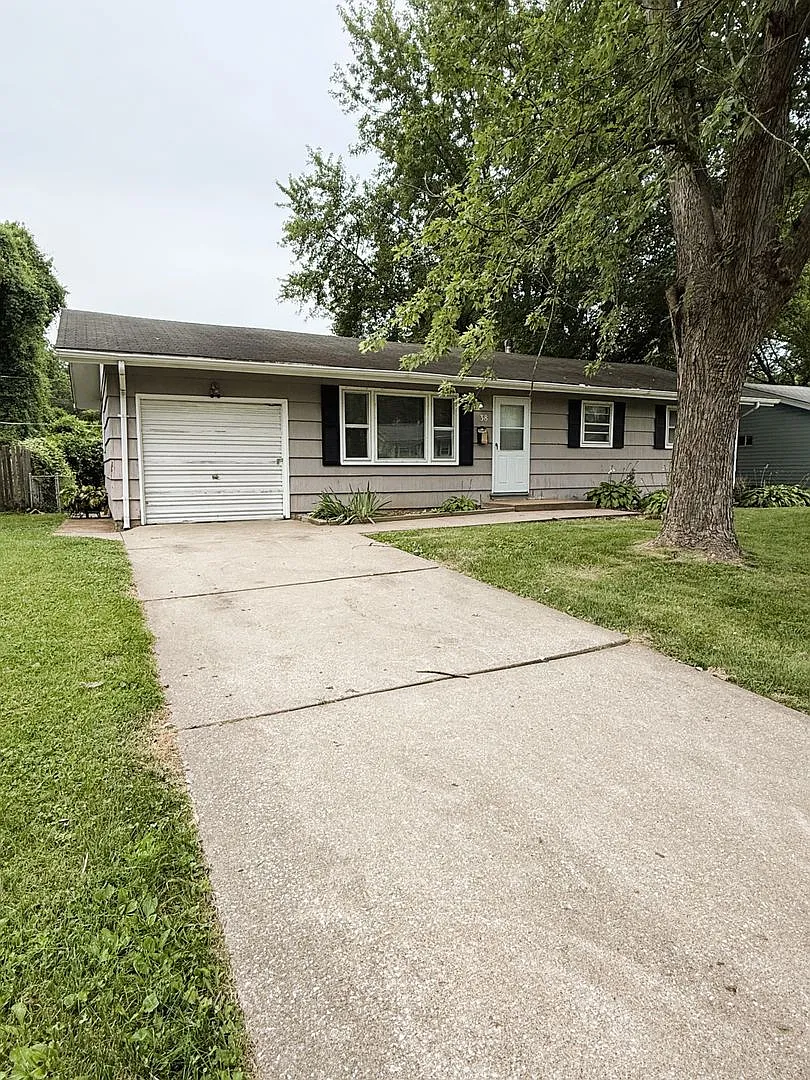 3 bed 1 bath - Ferguson - park like back yard — Photo 2