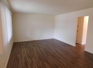 7572 Amazon Dr APT 3, Huntington Beach, CA 92647