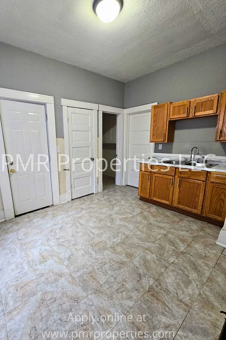 2 Bedrooms/ 1 Bathroom House — Photo 4