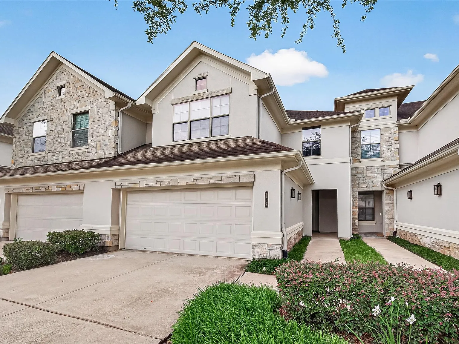 3 bed, 2.5 bath, 2100 sqft, $2,400 — Photo 4