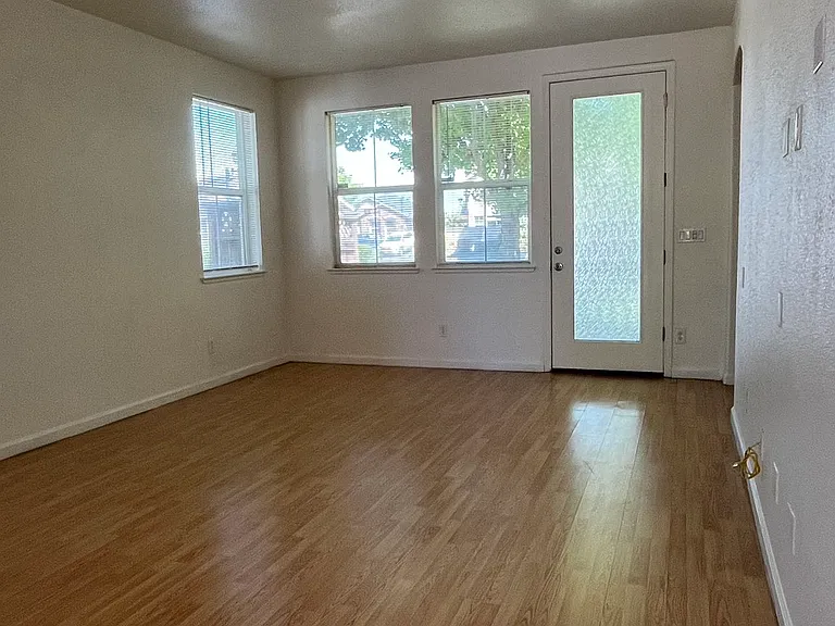 4550 Parkvale Ct — Photo 4