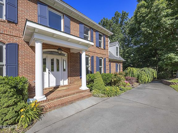 3rd image of 617 Commodore Ln