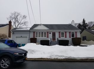 595 Heathcote Rd, Lindenhurst, NY 11757