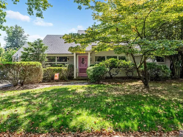 11 Lockerby Ln, Westwood, NJ 07675