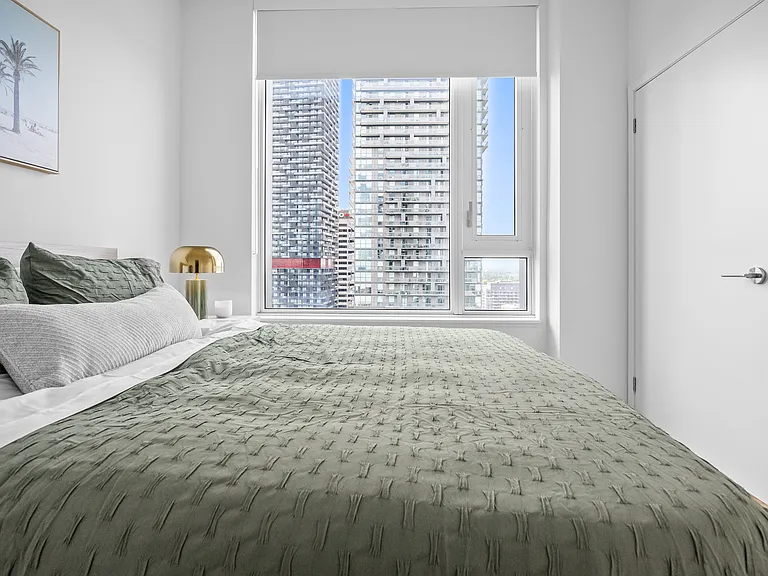 101 Roehampton Ave — Photo 35