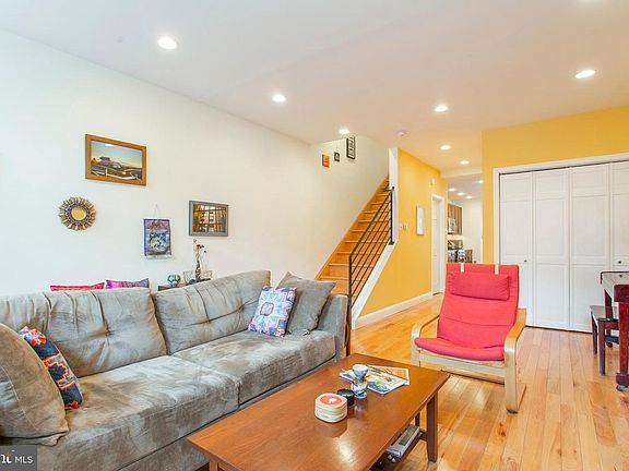 3rd image of 2219 Carpenter St