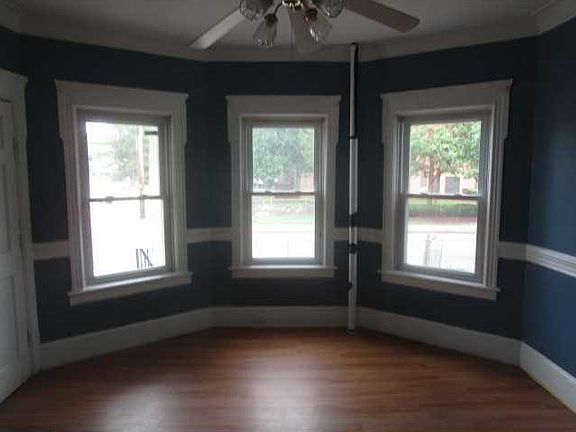 3rd image of 476-478 Lonsdale Ave