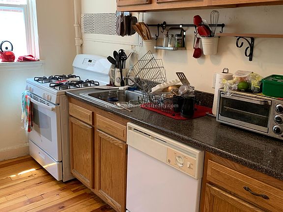 2nd image of 20 Fairbanks St #9ef29a989