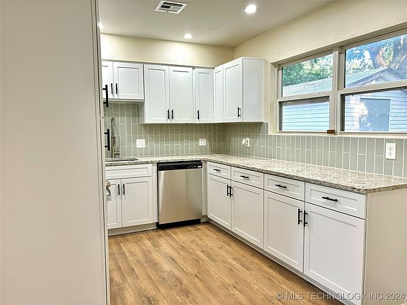 5th image of 114 W Monterey Ave