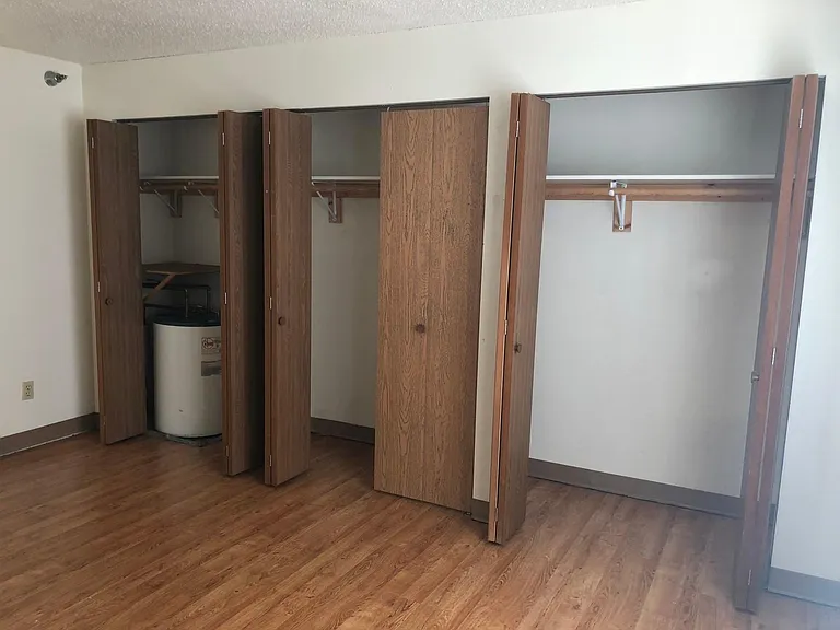 320 E Burlington St #10 — Photo 9