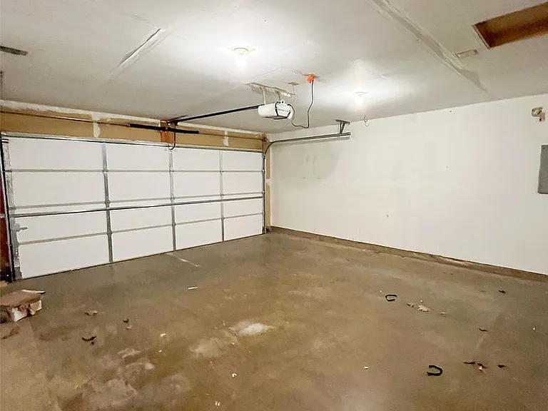 3520 Thornhill Cir E — Photo 15